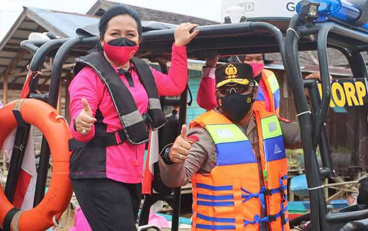 Kapolda Kalteng Bersama Ketua Bhayangkari Bagikan Paket Sembako di 2 Lokasi