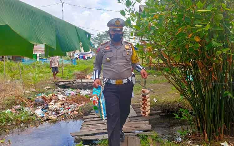 Sambangi Warga Kurang Mampu, Satlantas Polres Seruyan Bagikan Sembako
