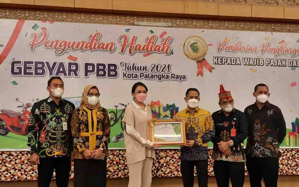 Wali Kota Palangka Raya Beri Penghargaan Pelaku Usaha Taat Bayar Pajak