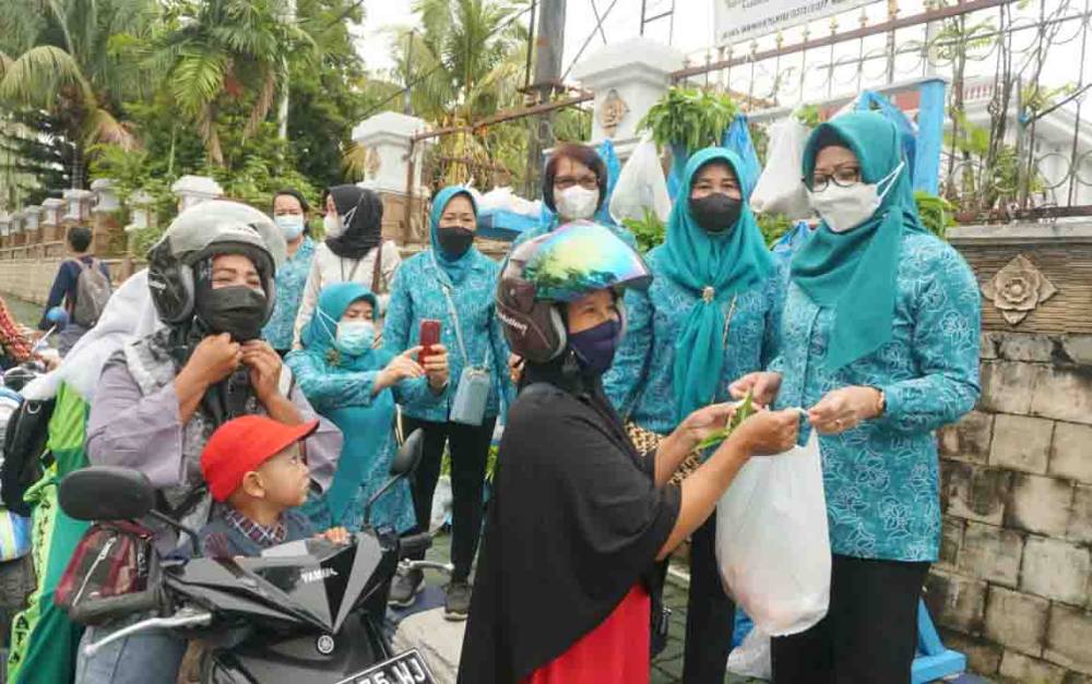 TP PKK Barito Utara Bagikan Bingkisan Dalam Gelar Jumat Berkah