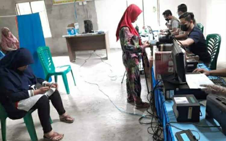 Warga Tamban Catur Sambut Antusias Tim Dinas Dukcapil Kapuas Lakukan Perekaman KTP-El di Desa