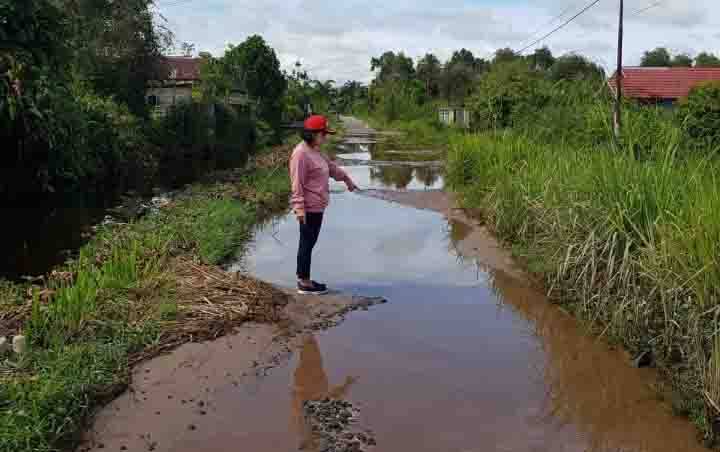 Rusak Parah, Jalan Walter Condrad Harus Diperbaiki