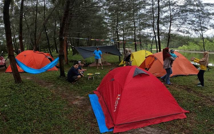 Kamping di Pantai Sungai Bakau Bisa Jadi Alternatif Liburan Keluarga
