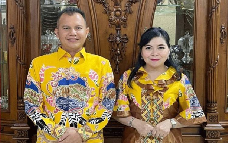 Bupati Gunung Mas Jaya S Monong dan Ketua Dekranasda  Mimie Mariatie Jaya S Monong mengenakan batik khas daerah setempat dengan desain Suli Si Batu Suli. ANTARA/Dokumentasi Pribadi