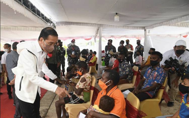 Jokowi Pastikan Vaksinasi COVID-19 Merata dari Sabang sampai Merauke