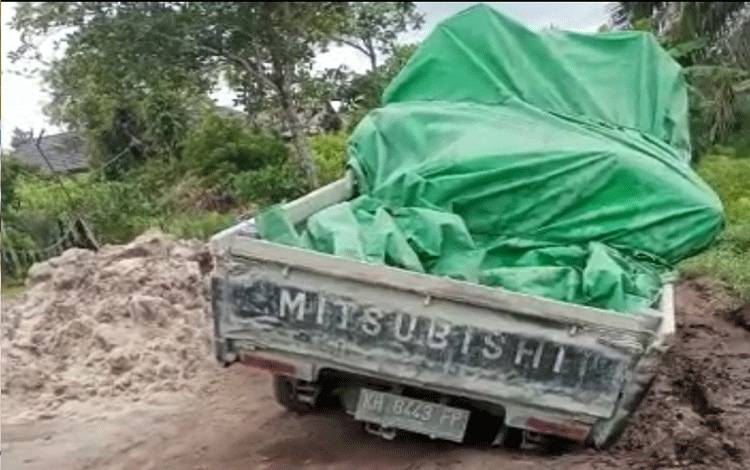 Bersurat ke Dinas Terkait tak Ditanggapi, Warga Swadaya Perbaiki Jalan Walter Condrat