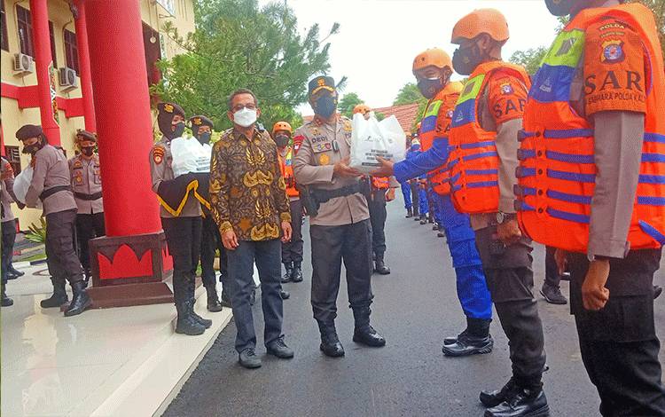 Polda Kalteng Salurkan Sembako di 3 Lokasi ini