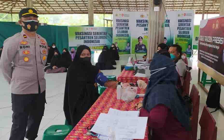Personel Polsek Seruyan Hilir Lakukan Pengamanan Vaksinasi