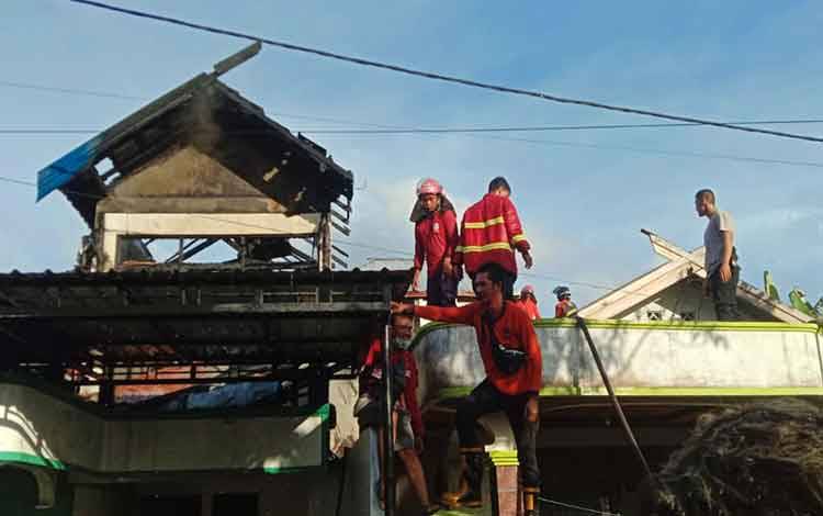 Rumah Bertingkat Terbakar, Anak Pemilik Alami Luka Bakar