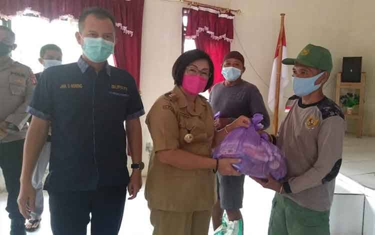Bupati Gunung Mas Salurkan Bansos untuk Korban Banjir di Kecamatan Rungan Hulu