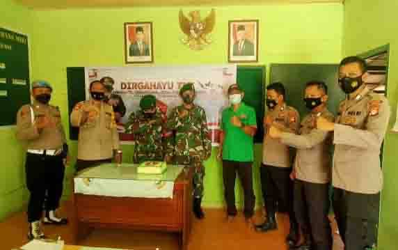 Polsek Kahayan Hulu Utara Beri Kejutan HUT TNI ke Koramil 08