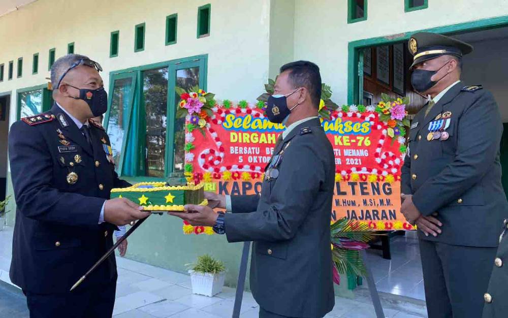 Kapolres Sukamara Berikan Kejutan HUT TNI Sebagai Wujud Sinergitas