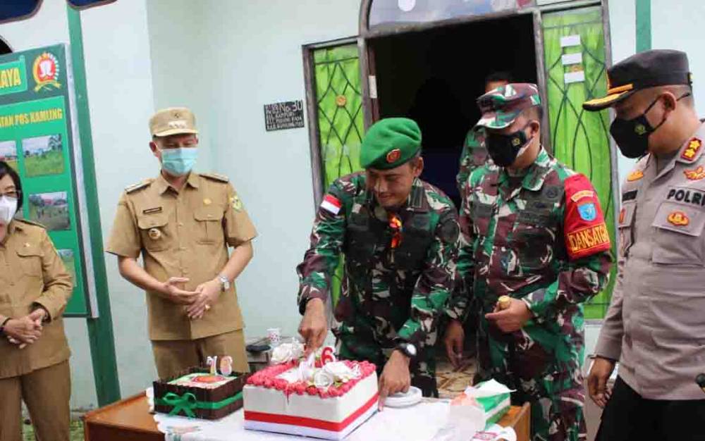 HUT TNI, Bupati Gunung Mas dan Kapolres Beri Kejutan untuk Personel TMMD