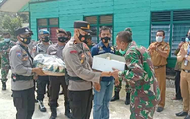 HUT TNI ke 76, Kapolsek Gunung Timang Berikan Tumpeng dan Kue Ucapan Selamat ke Koramil Kandui