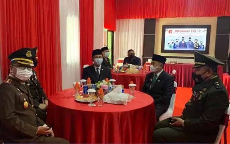 Bupati Barito Utara Ikuti Upacara Peringatan HUT ke 76 TNI Secara Virtual