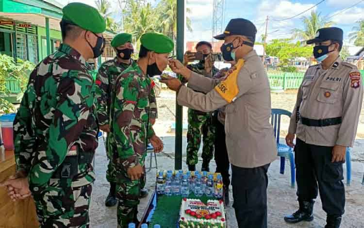 Kapolsek Mantangai Datangi Koramil Beri Kejutan dan Ucapkan HUT TNI ke 76