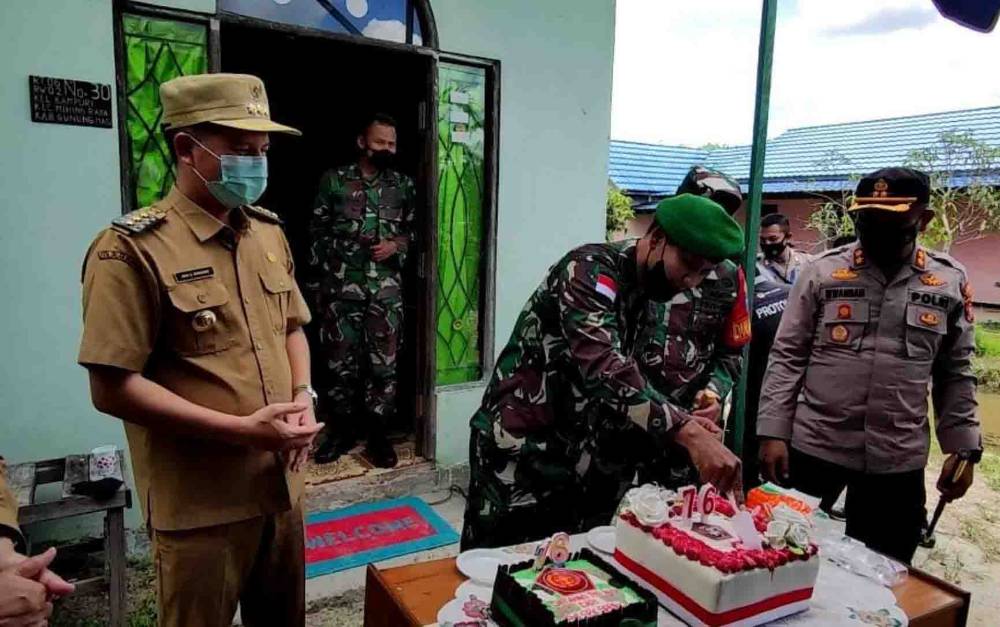 HUT ke 76 TNI, Pemkab dan Polres Gunung Mas Berikan Kejutan