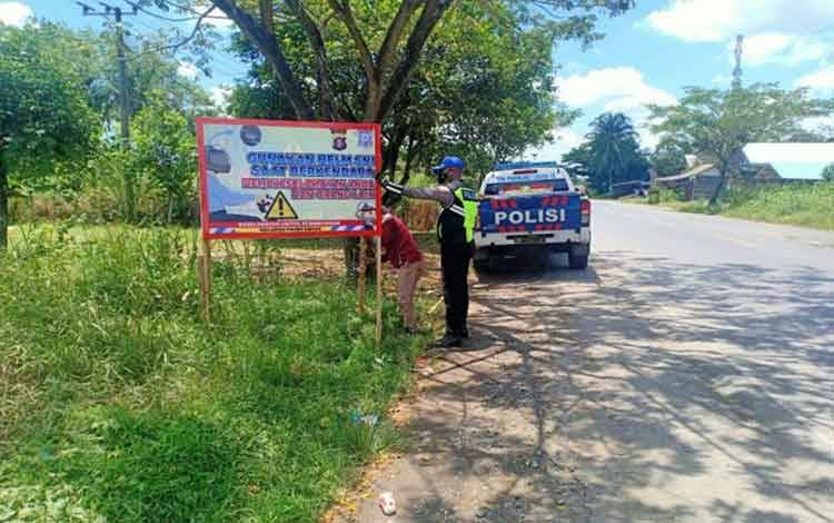 Polisi Pasang Spanduk Keselamatan Berlalu Lintas di Titik Rawan Kecelakaan