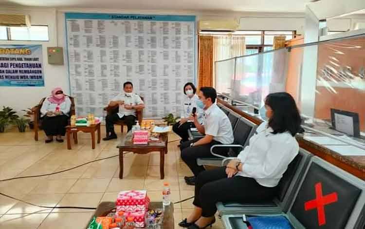 Dinas Dukcapil Kapuas Kaji Tiru Penerapan Zona Integritas ke Dukcapil Tanah Laut