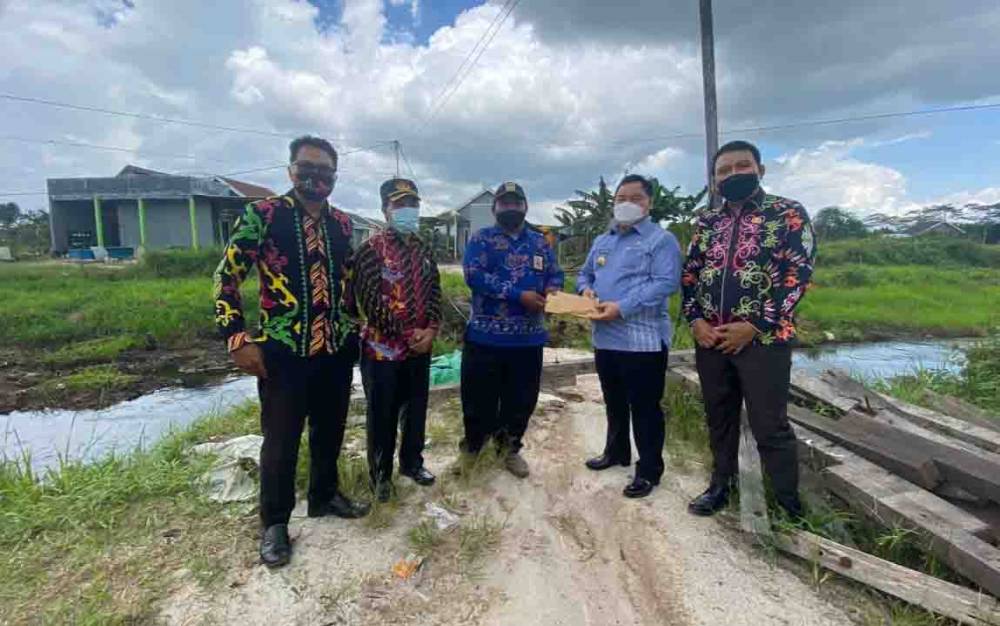 Bupati Kotim Bantu Pembangunan Jembatan di Jalan Bumi Ayu