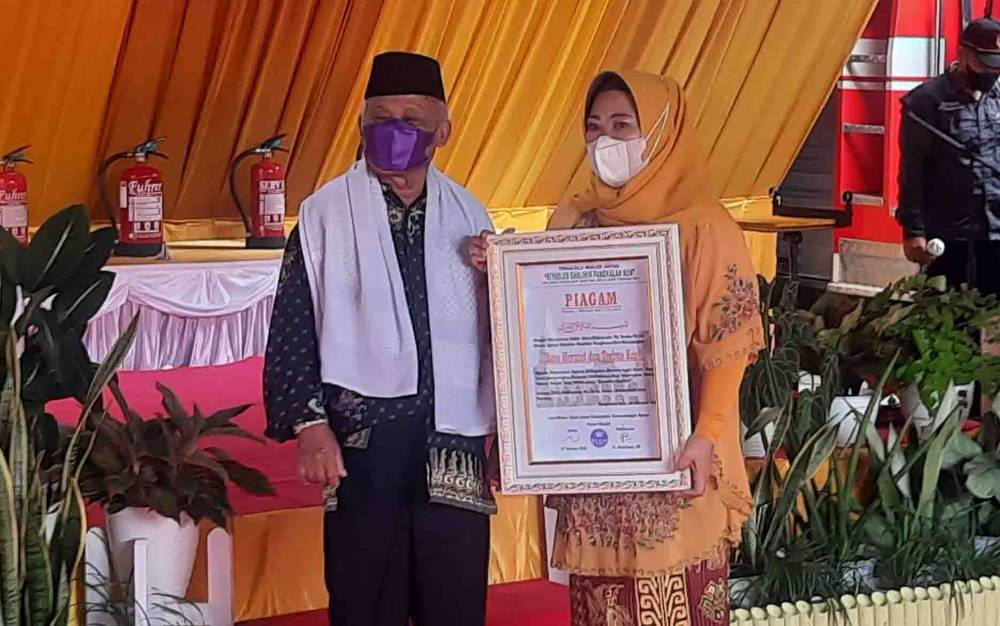 Pengurus Masjid Agung Berikan Penghargaan kepada Bupati Kobar