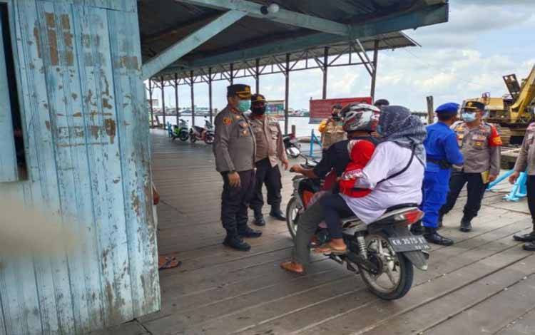 Kapolres Kapuas Tinjau Rencana Lokasi Vaksinasi di Area Feri Penyeberangan