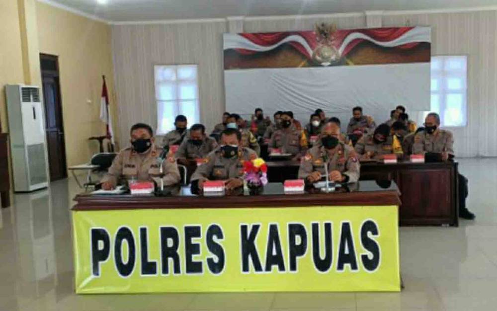 Anggota Polres Kapuas Ikuti Sosialisasi Perkap Tentang Bhabinkamtibmas Secara Virtual