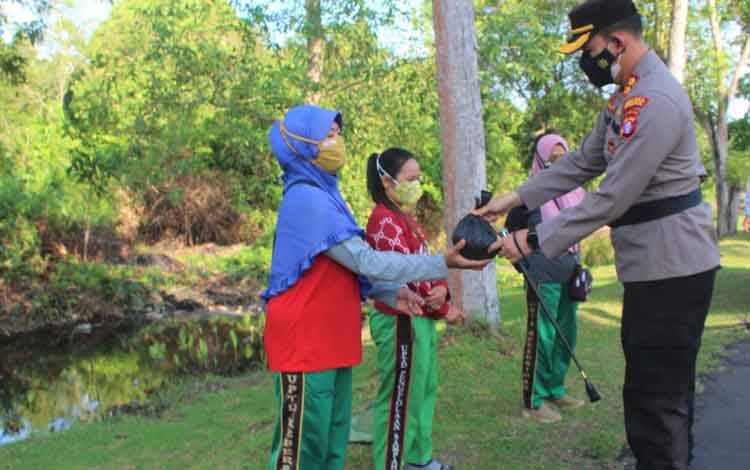 Kapolres Seruyan Bagikan Sarapan Gratis untuk Petugas Kebersihan