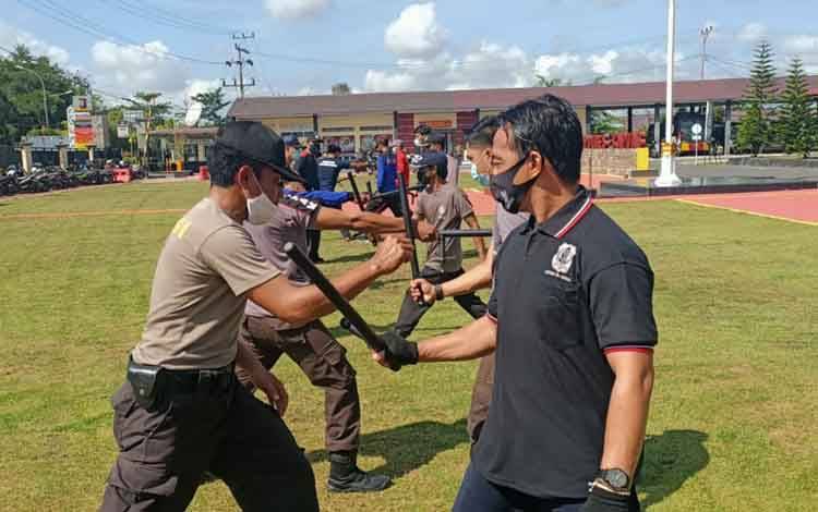 Satbinmas Polres Kapuas Beri Pelatihan Beladiri Polri kepada Satpam