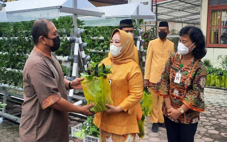Bupati Kobar Ajak Sekolah Manfaatkan Lahan Kosong Tanam Sayur