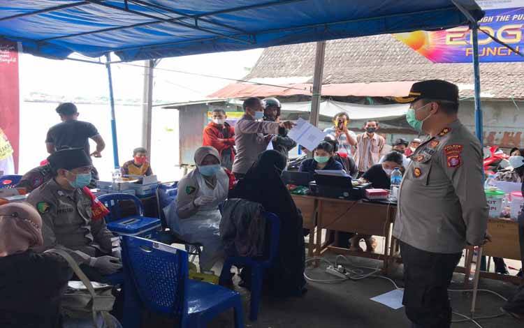 Polres Kapuas Gelar Vaksinasi Covid-19 Sasar Pengguna Jasa Feri Penyeberangan