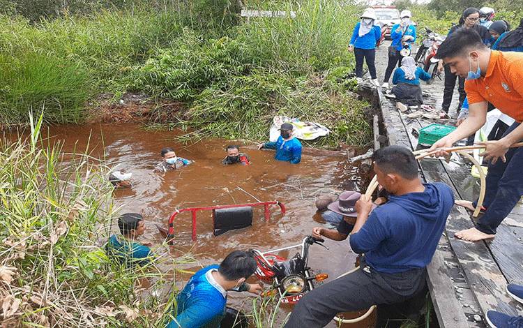 Kendaraan Roda Tiga Bawa Nakes Vaksinator Keliling Kapuas Timur Tercebur ke Sungai
