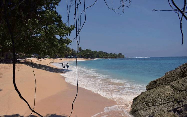 Merenungkan Keagungan Indonesia di Pantai Tertimurnya di Base G