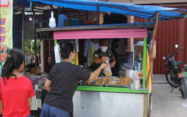 Cara Personel TNI Bantu Pedagang Gorengan