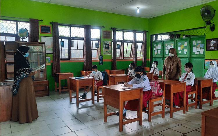 Selain Fokus Mengajar, Guru Pastikan Prokes Berjalan Baik di Sekolah