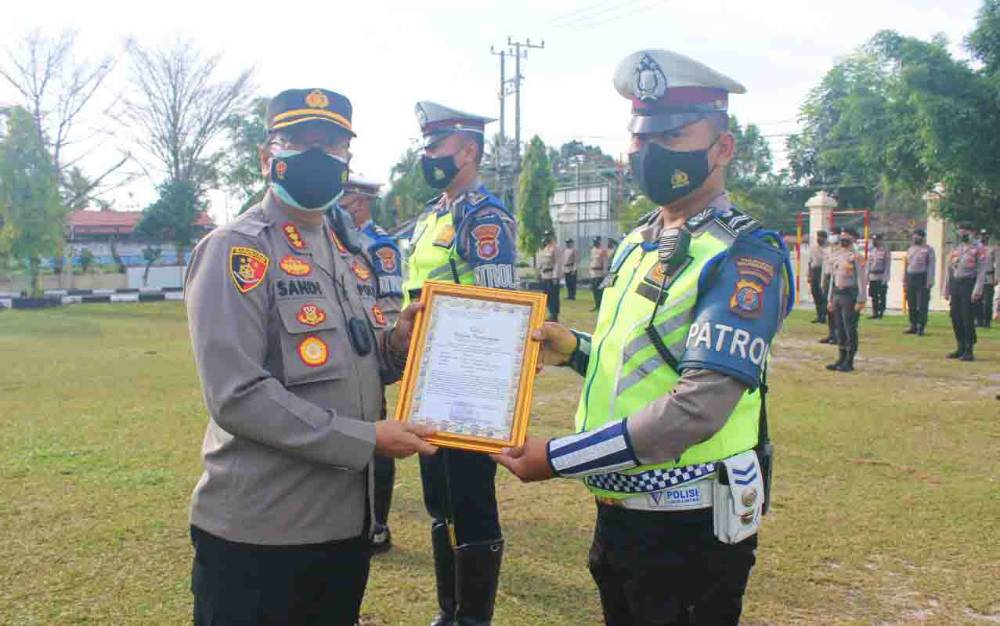 4 Personel Satlantas Polresta Palangka Raya Terima Penghargaan Ungkap Narkoba