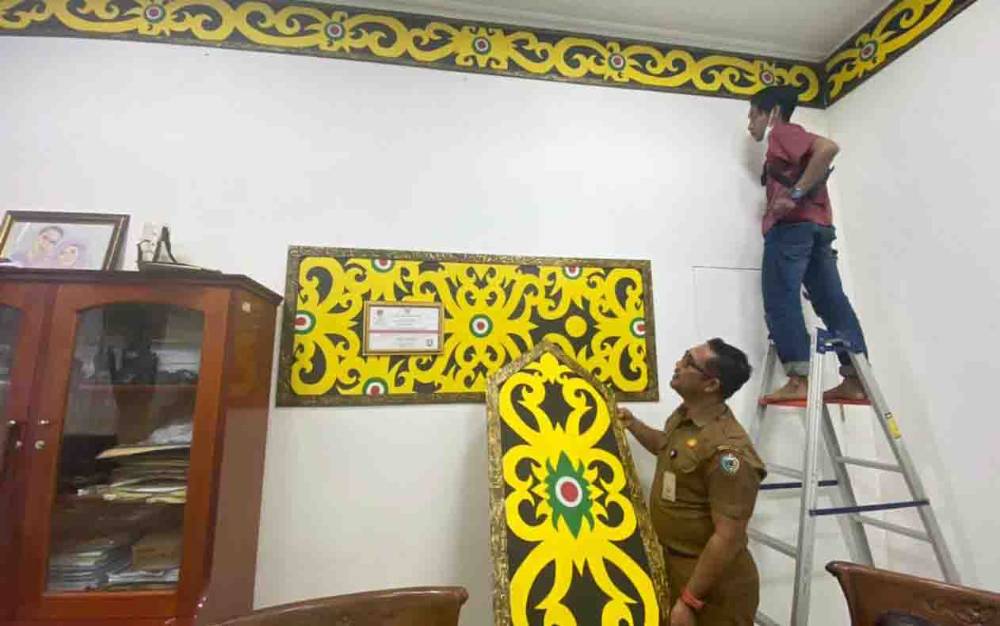 Ruangan Kerja Pejabat Eselon di Setda Kotim ini Dihiasi Ornamen Khas Dayak