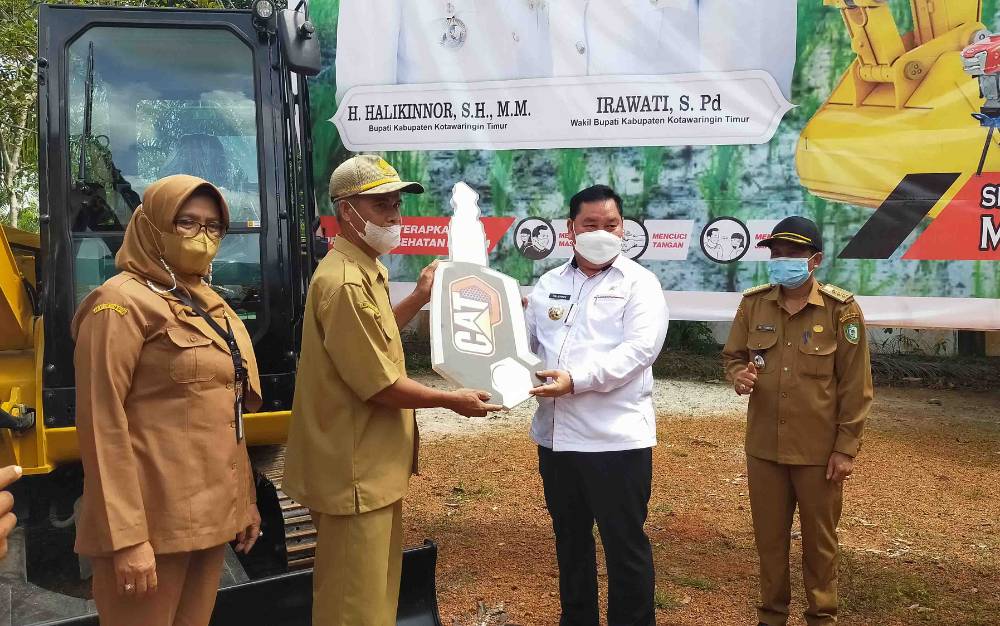 Bupati Kotim Serahkan Bantuan Excavator untuk Kecamatan Cempaga dan Kota Besi