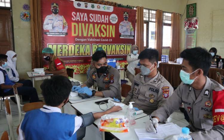Pelajar SMPN 2 Kuala Kapuas Divaksin Covid-19