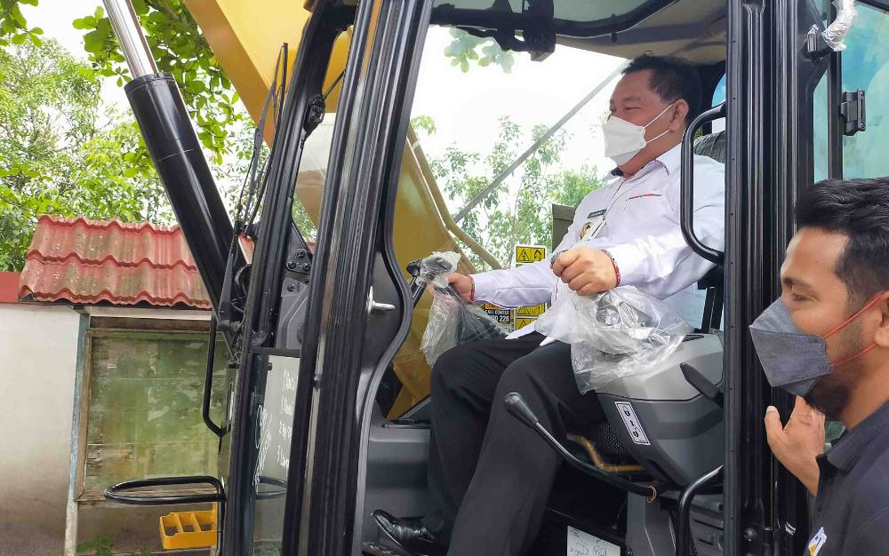 Bupati Kotim: Bantuan Excavator untuk Kecamatan Diharapkan Bisa Tingkatkan Perekonomian Masyarakat