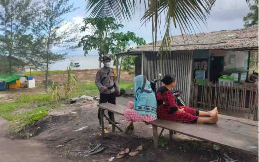 Bhabinkamtibmas Pantai Lunci Sambagi Warga Ingatkan Prokes