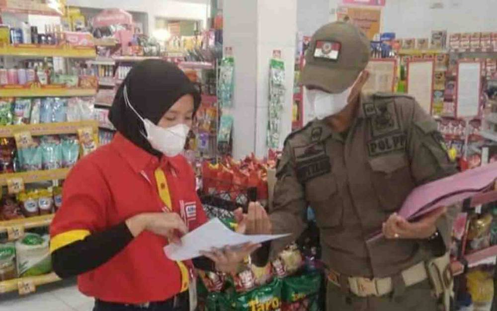 Personel Satpol PP dan Damkar Kapuas Bagikan Selebaran Imbauan Prokes dan Ajakan Vaksinasi