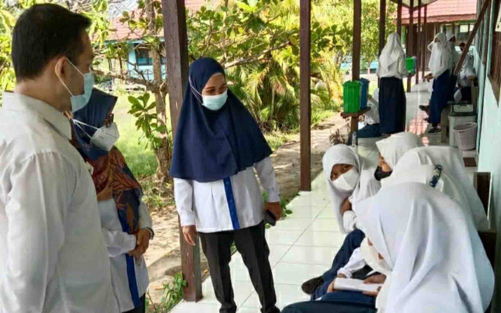 Camat Kapuas Timur Tinjau Pelaksanaan Vaksinasi Covid-19 di SMPN 2