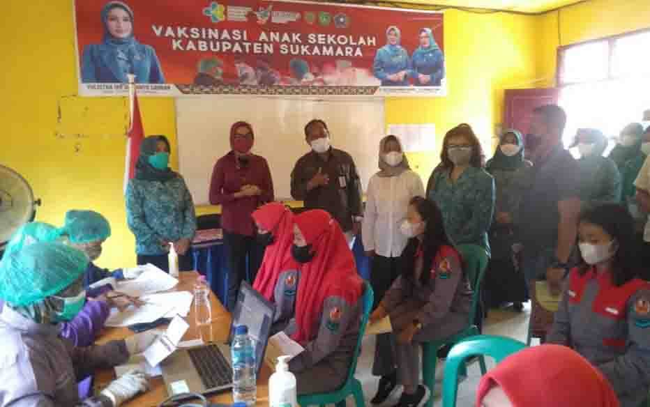 Ketua TP PKK Kalteng Pantau Vaksinasi Pelajar di SMKN 1 Sukamara