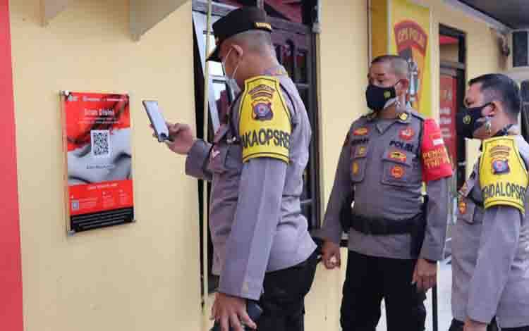 Masuk Polres Kobar Wajib Scan Barcode Aplikasi PeduliLindungi