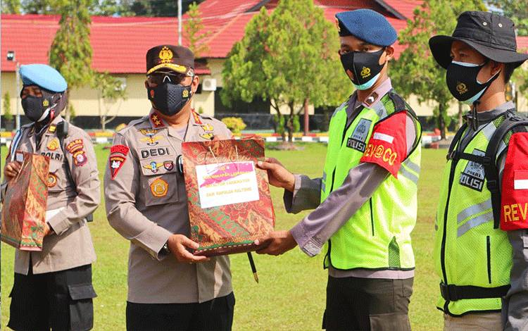 Kapolda Kalteng Berikan Perlengkapan Penunjang untuk Batalyon Vaksinator