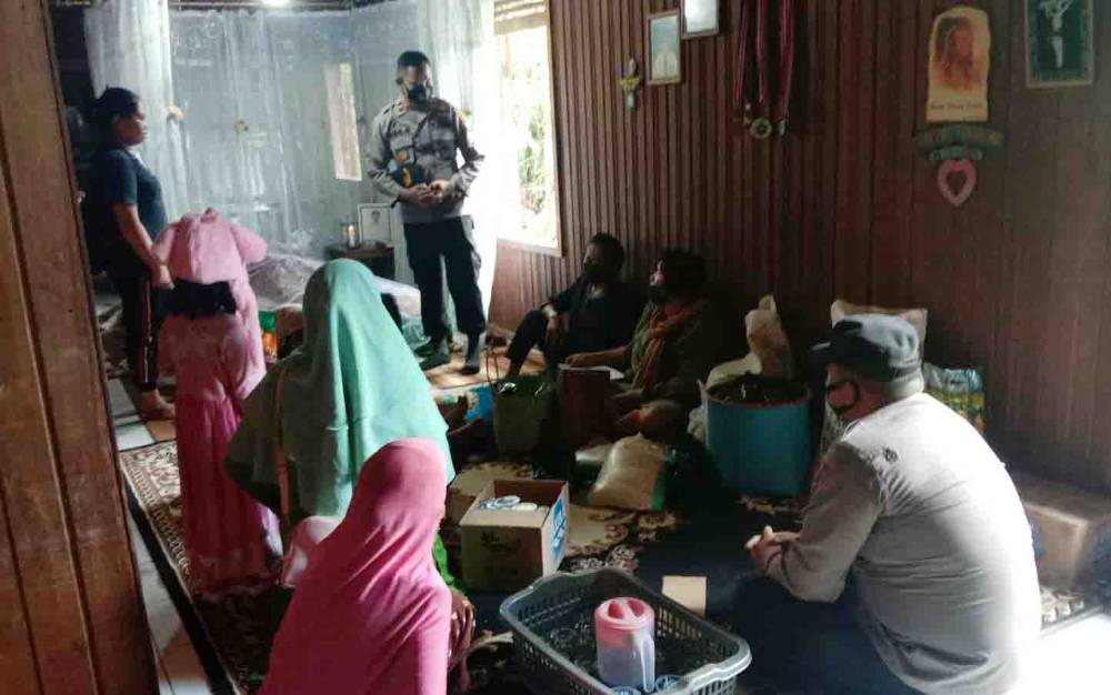 Kapolsek Gunung Timang Berikan Bantuan untuk Warga yang Berduka