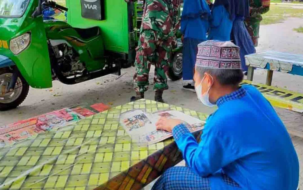 Sambangi Sekolah, Babinsa Kormail Arsel Ajak Pelajar Gemar Membaca