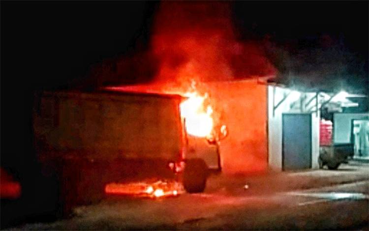 Truk Pengangkut Kayu Terbakar di Halaman Rumah Warga Desa Jaar