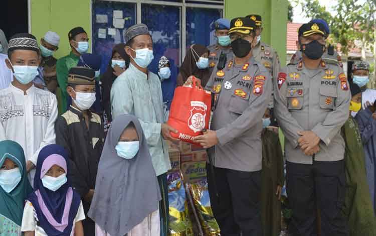 Polres Katingan Berikan Bantuan untuk Anak Yatim